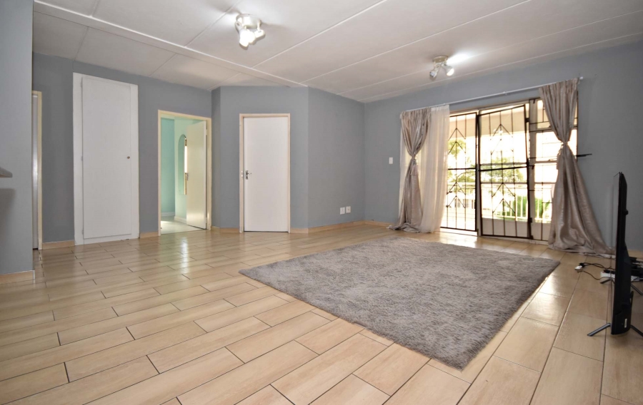 To Let 3 Bedroom Property for Rent in Sonneglans Gauteng