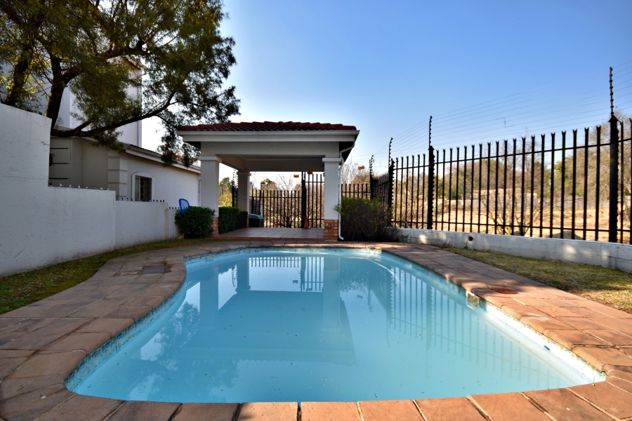 To Let 3 Bedroom Property for Rent in Sonneglans Gauteng