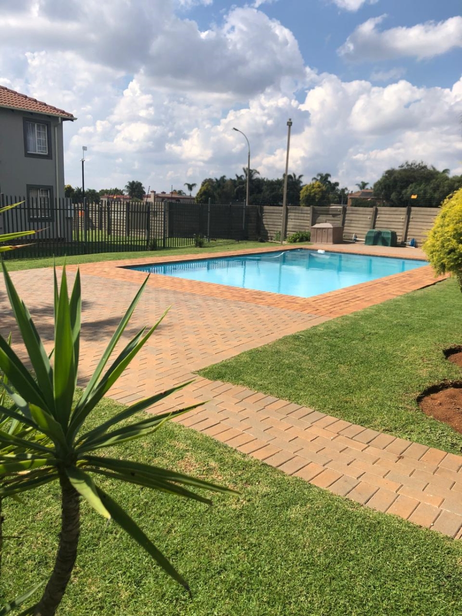 2 Bedroom Property for Sale in Glen Marais Gauteng