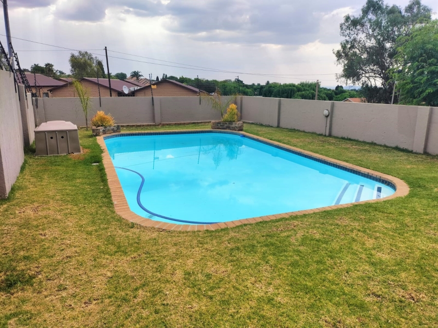 To Let 2 Bedroom Property for Rent in Radiokop Gauteng