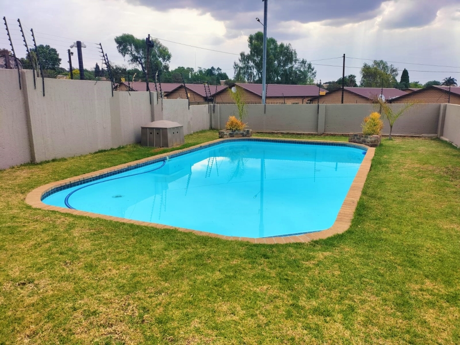 To Let 2 Bedroom Property for Rent in Radiokop Gauteng