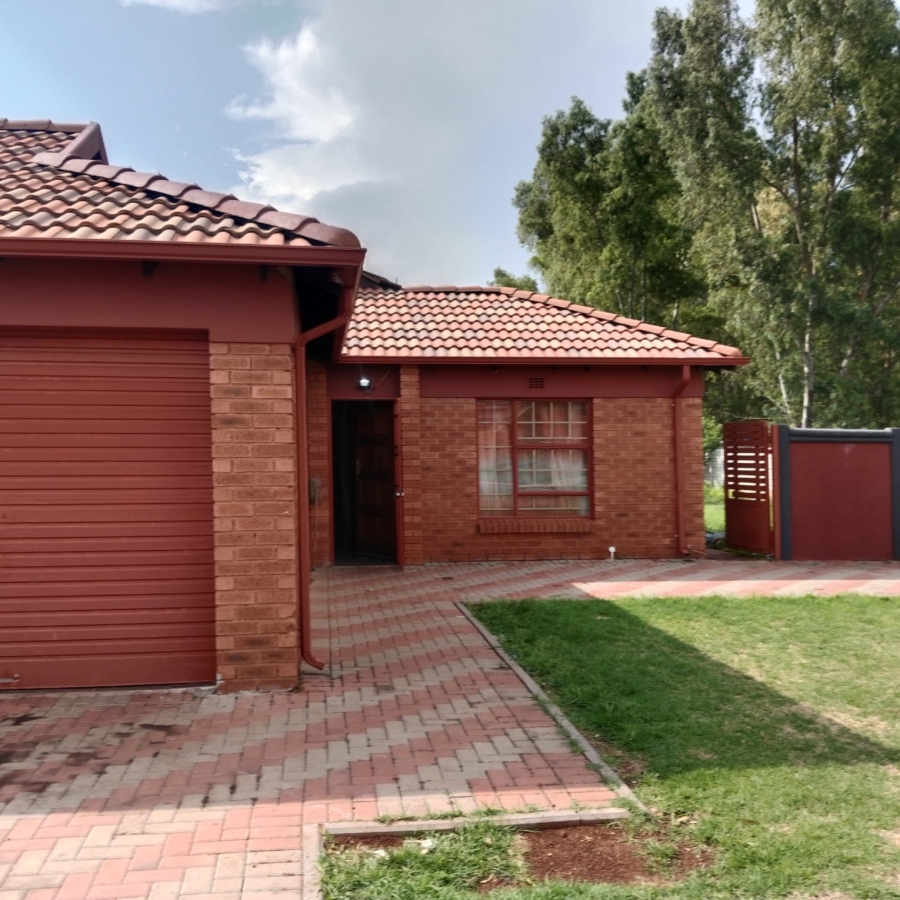 3 Bedroom Property for Sale in Clayville Gauteng