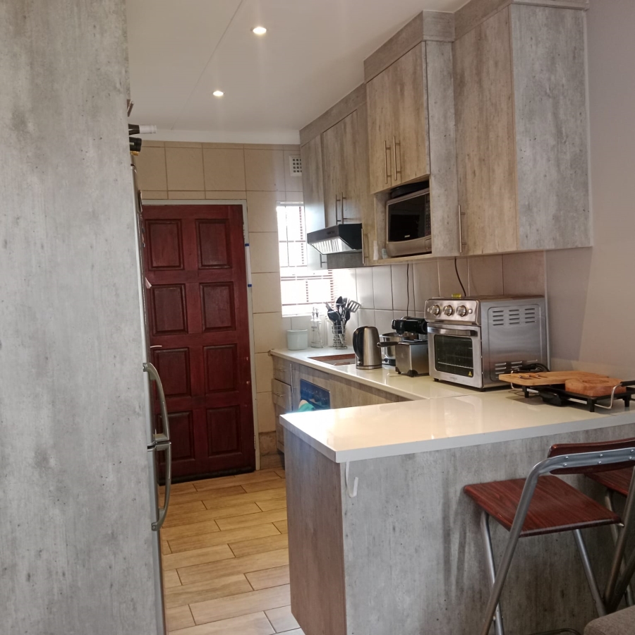 3 Bedroom Property for Sale in Clayville Gauteng