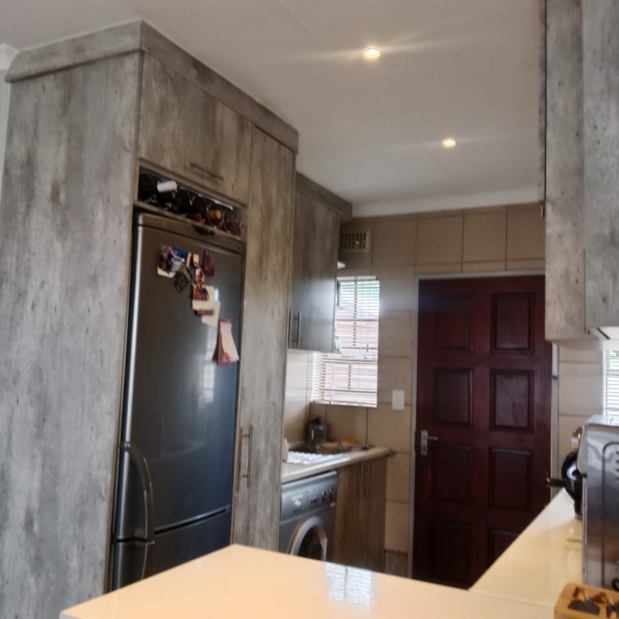 3 Bedroom Property for Sale in Clayville Gauteng