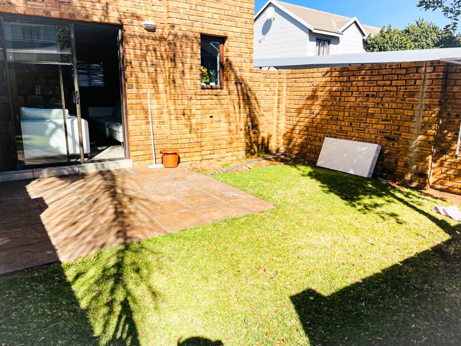 To Let 2 Bedroom Property for Rent in Blue Hills Gauteng