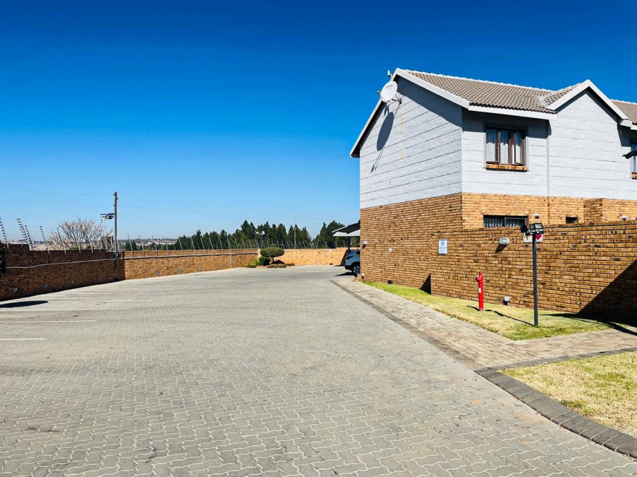 To Let 2 Bedroom Property for Rent in Blue Hills Gauteng