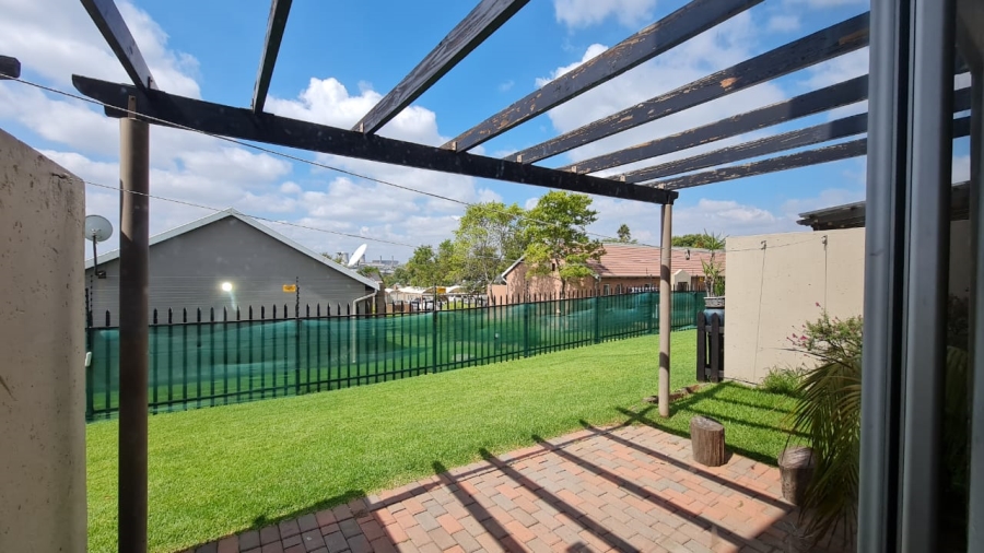 To Let 2 Bedroom Property for Rent in Greenstone Hill Gauteng