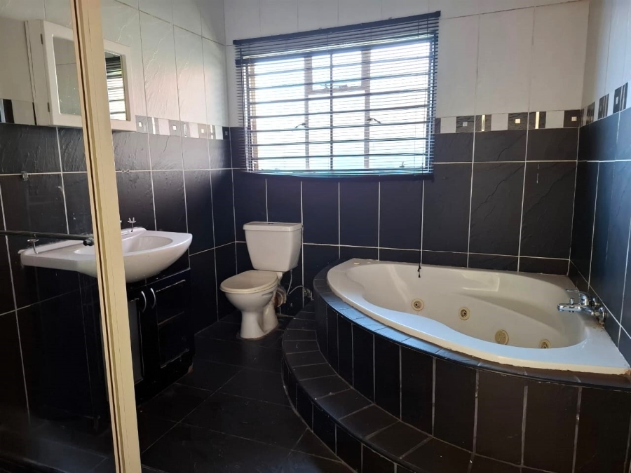 4 Bedroom Property for Sale in Mackenzie Park Gauteng