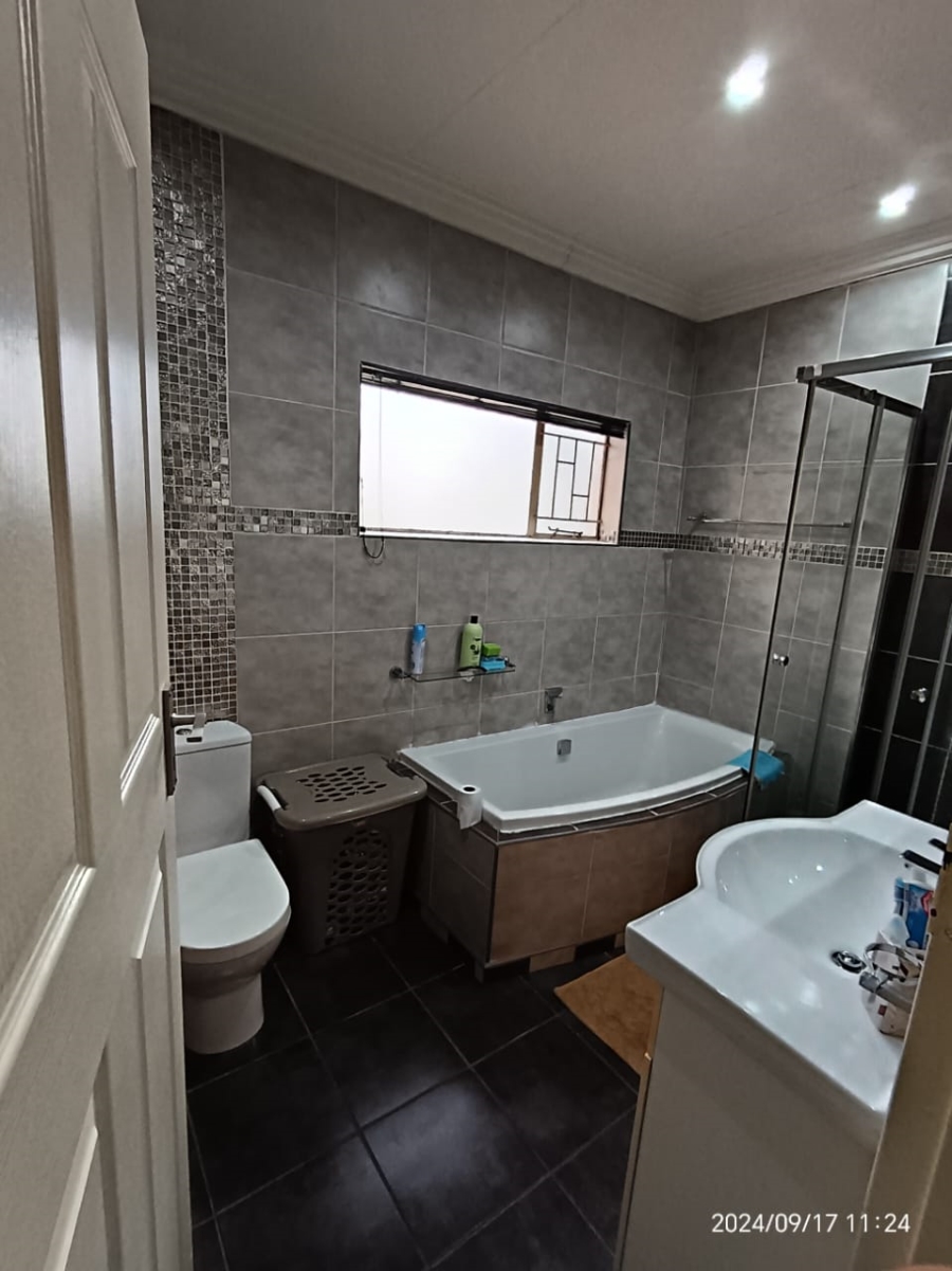 3 Bedroom Property for Sale in Flora Gardens Gauteng