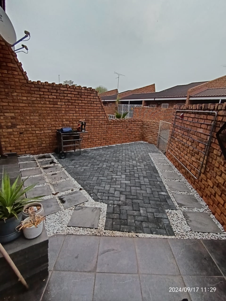 3 Bedroom Property for Sale in Flora Gardens Gauteng