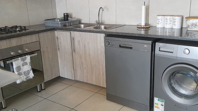 To Let 2 Bedroom Property for Rent in Glen Austin Gauteng