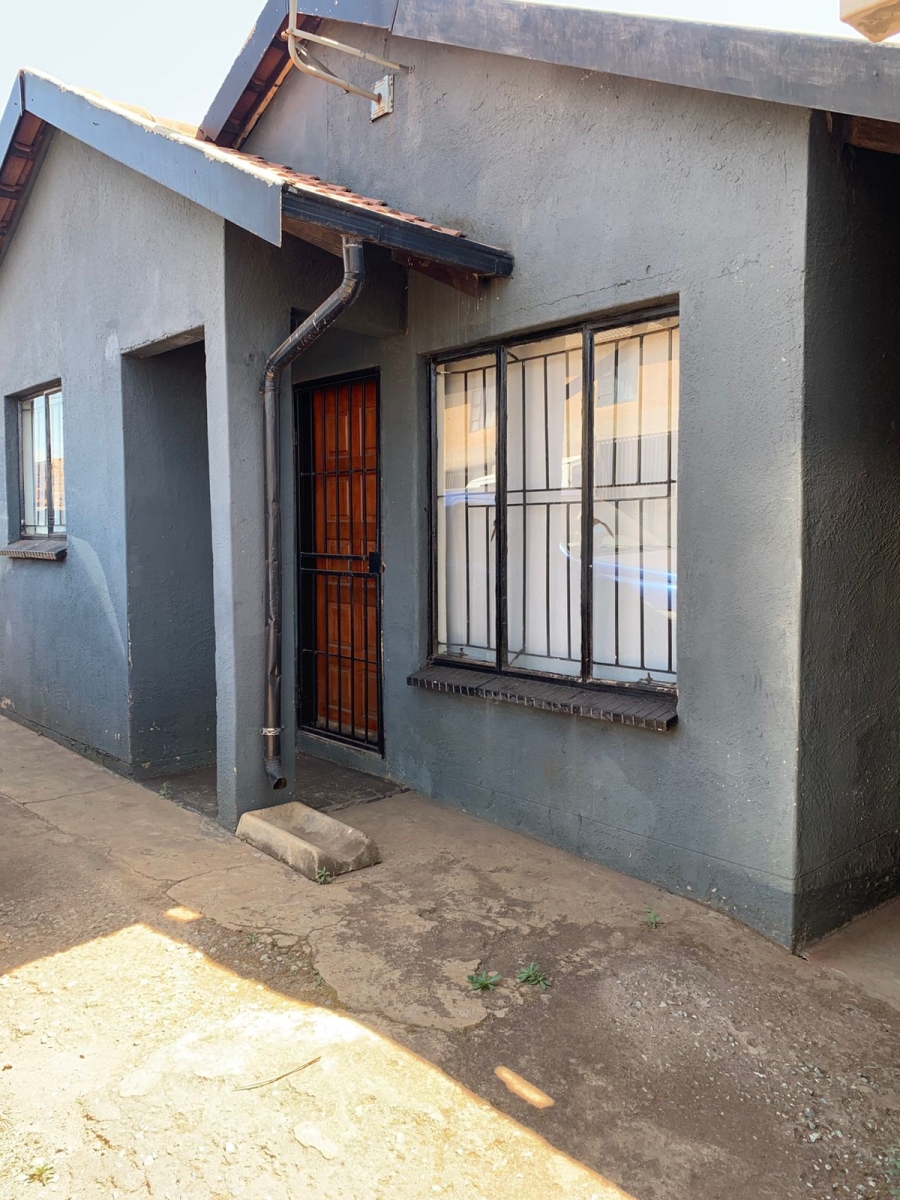 2 Bedroom Property for Sale in Clayville Gauteng