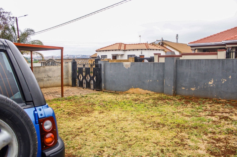 2 Bedroom Property for Sale in Clayville Gauteng