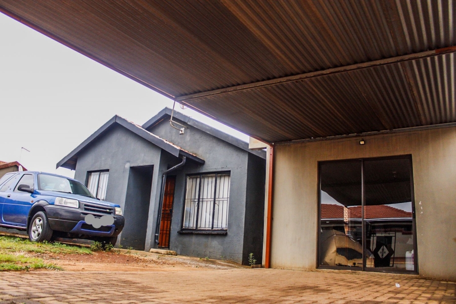 2 Bedroom Property for Sale in Clayville Gauteng