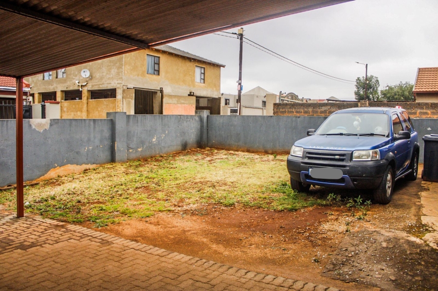 2 Bedroom Property for Sale in Clayville Gauteng