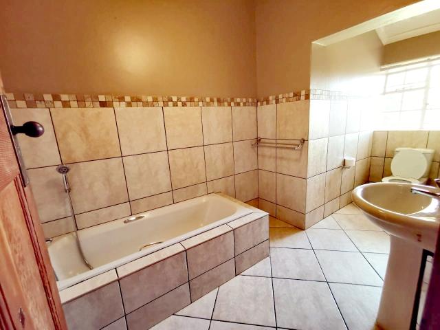 To Let 3 Bedroom Property for Rent in Florida Gauteng