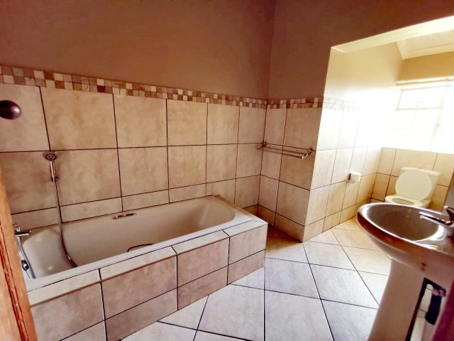 To Let 3 Bedroom Property for Rent in Florida Gauteng