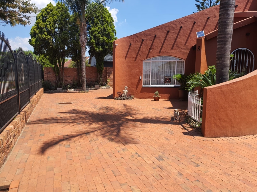 3 Bedroom Property for Sale in Wilro Park Gauteng