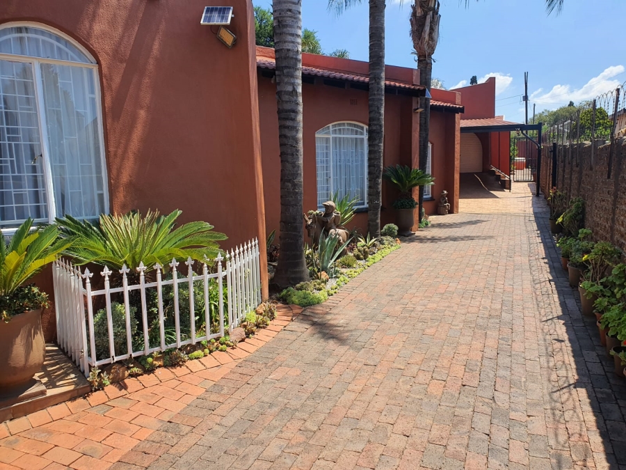 3 Bedroom Property for Sale in Wilro Park Gauteng