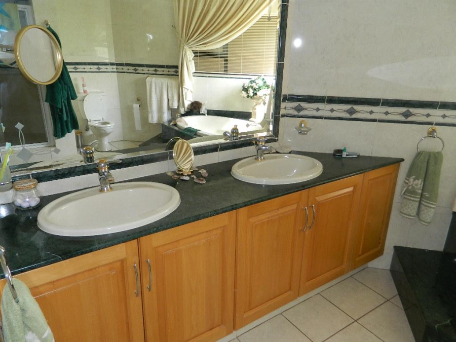 To Let 5 Bedroom Property for Rent in Silver Lakes Golf Estate Gauteng