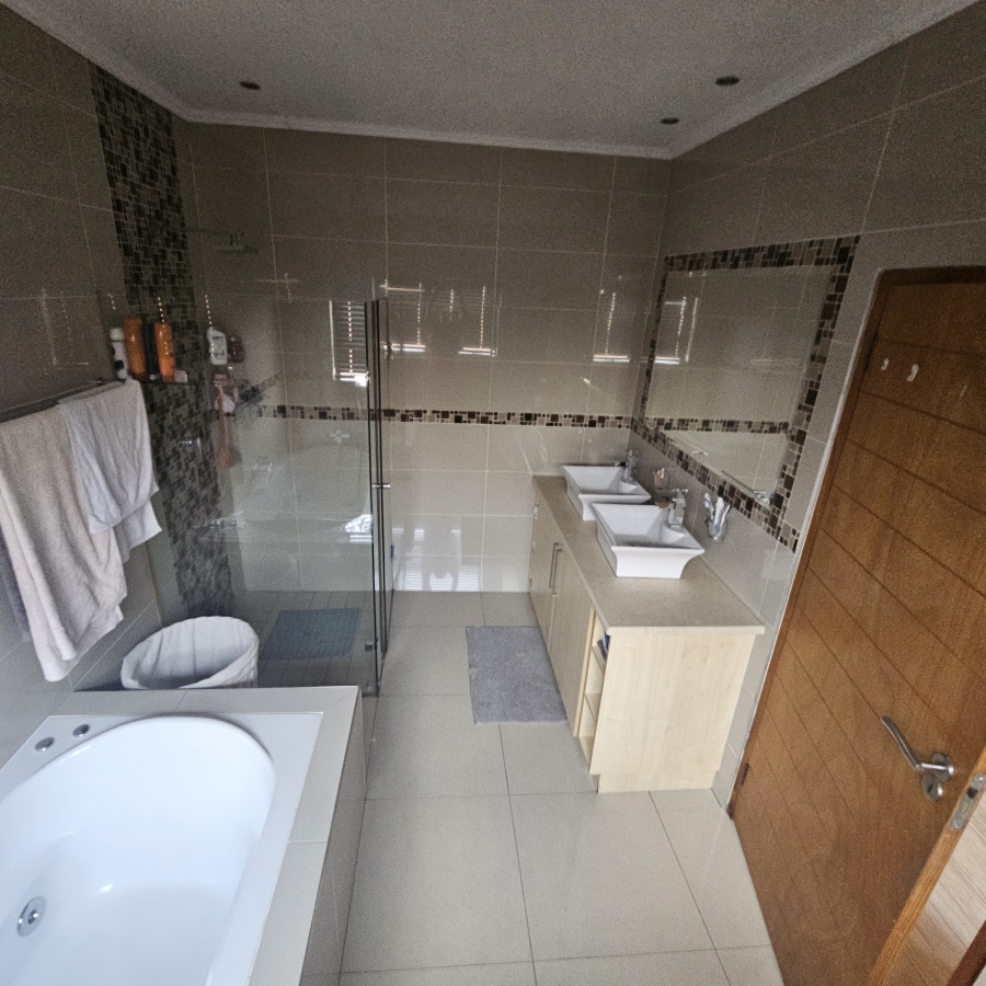 4 Bedroom Property for Sale in Greenstone Hill Gauteng