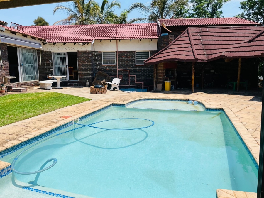 5 Bedroom Property for Sale in Rant En Dal Gauteng