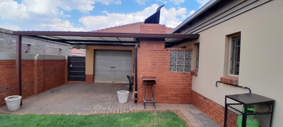 4 Bedroom Property for Sale in Denneoord Gauteng