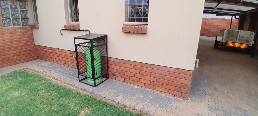 4 Bedroom Property for Sale in Denneoord Gauteng