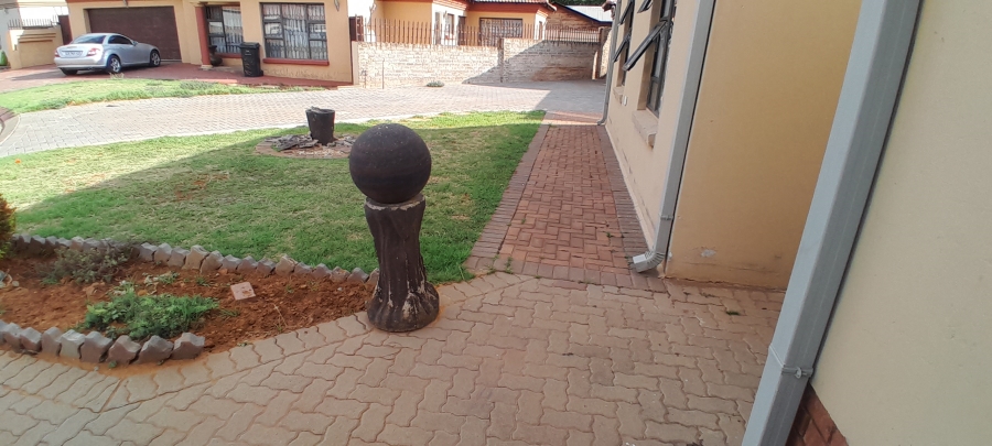 4 Bedroom Property for Sale in Denneoord Gauteng