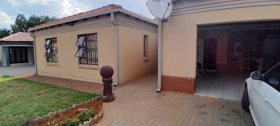 4 Bedroom Property for Sale in Denneoord Gauteng