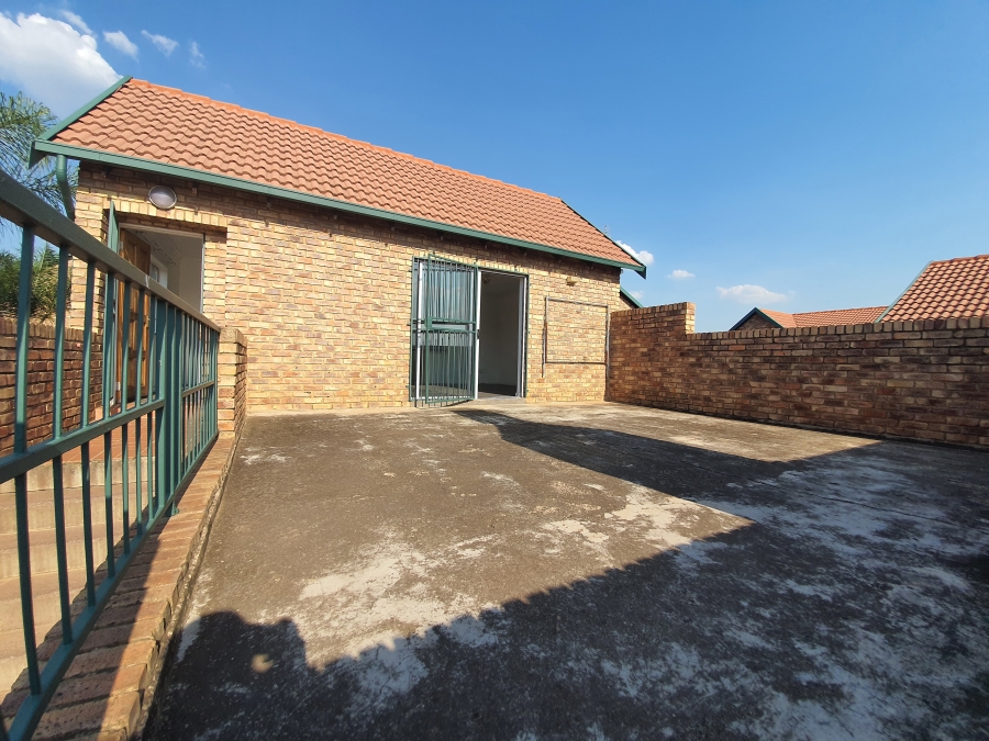 To Let 2 Bedroom Property for Rent in Die Hoewes Gauteng