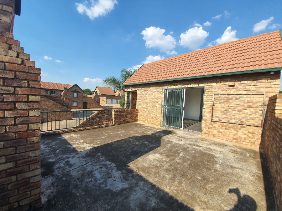 To Let 2 Bedroom Property for Rent in Die Hoewes Gauteng