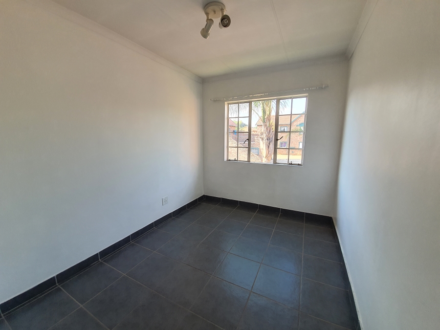 To Let 2 Bedroom Property for Rent in Die Hoewes Gauteng