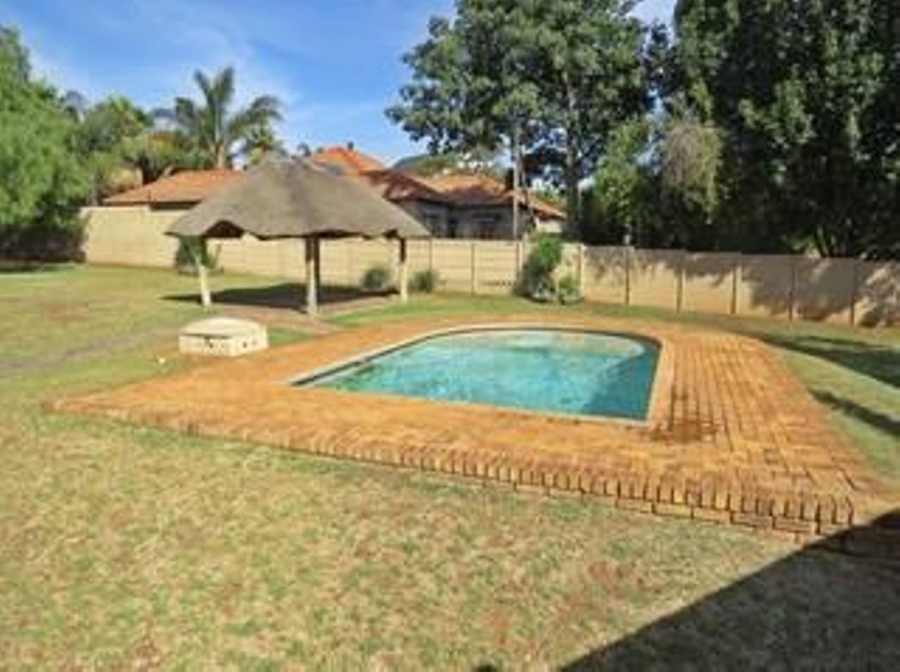 To Let 2 Bedroom Property for Rent in Die Hoewes Gauteng