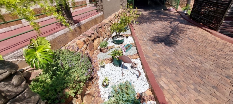 4 Bedroom Property for Sale in Roodekrans Gauteng