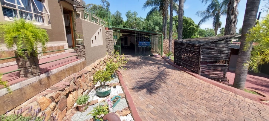 4 Bedroom Property for Sale in Roodekrans Gauteng