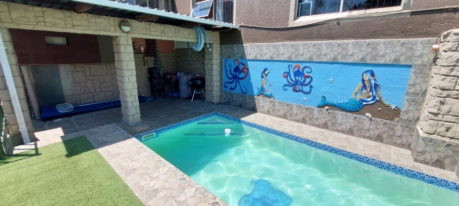 4 Bedroom Property for Sale in Roodekrans Gauteng