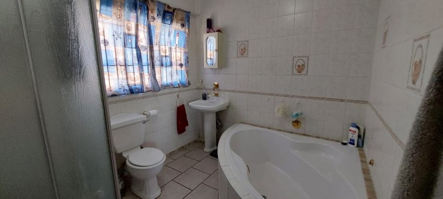 4 Bedroom Property for Sale in Roodekrans Gauteng