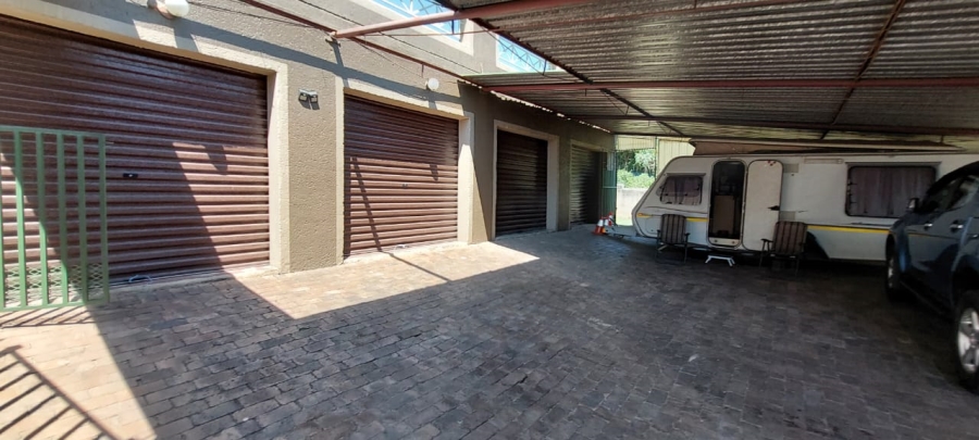 4 Bedroom Property for Sale in Roodekrans Gauteng