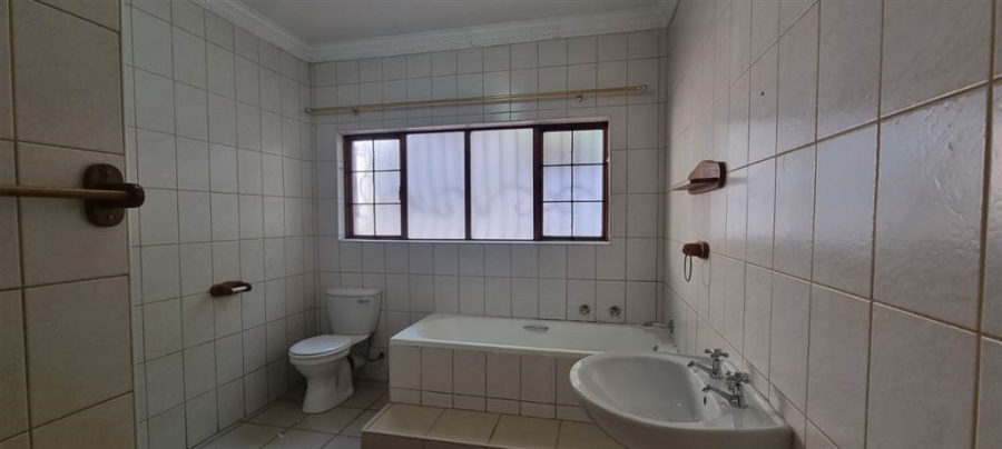 To Let 5 Bedroom Property for Rent in Sinoville Gauteng