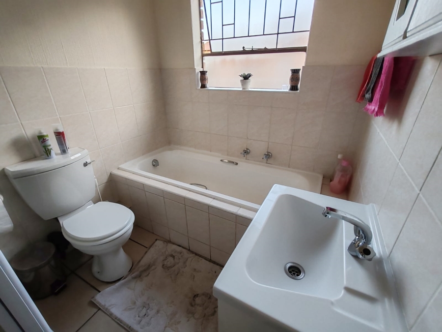 To Let 2 Bedroom Property for Rent in Amorosa Gauteng