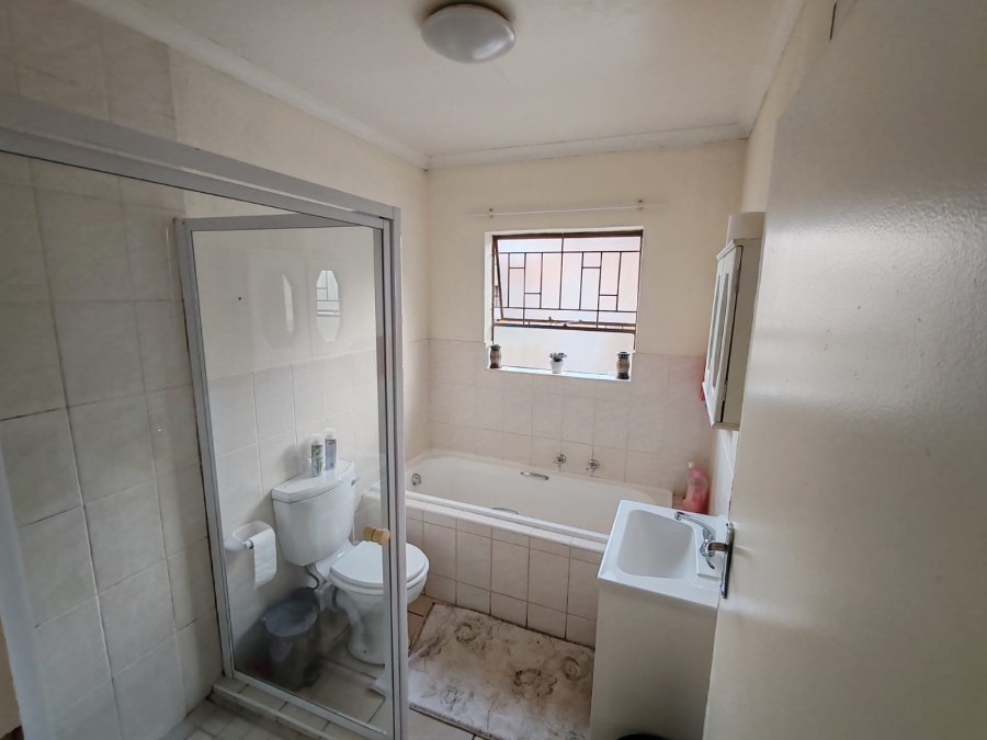 To Let 2 Bedroom Property for Rent in Amorosa Gauteng