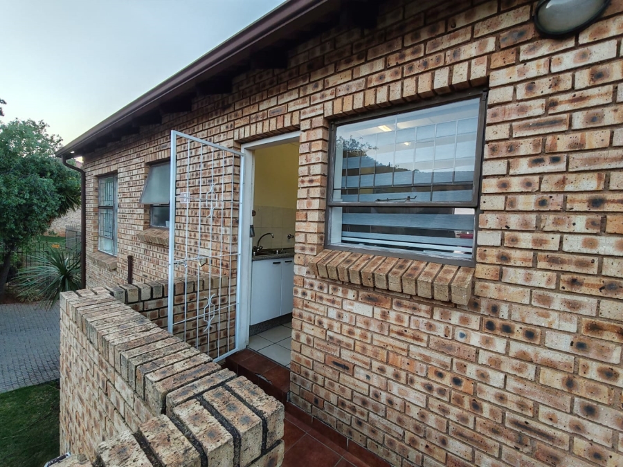 To Let 2 Bedroom Property for Rent in Amorosa Gauteng