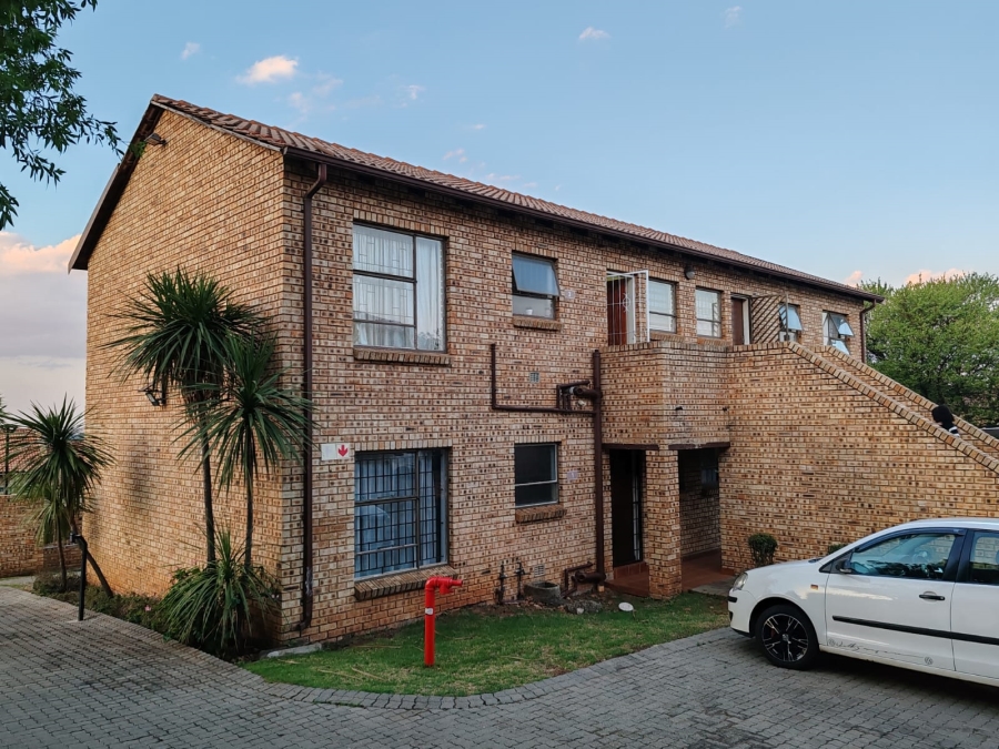 To Let 2 Bedroom Property for Rent in Amorosa Gauteng