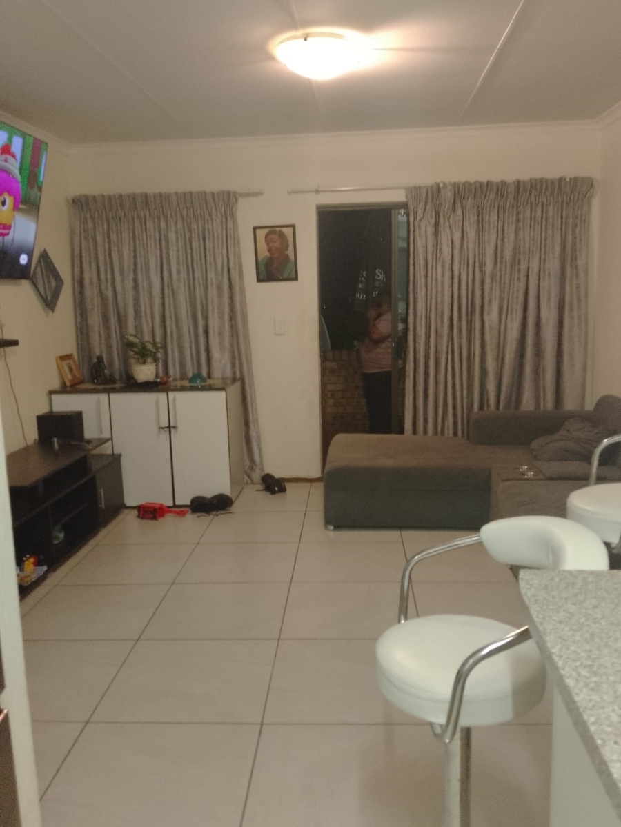 To Let 2 Bedroom Property for Rent in Ruimsig Gauteng