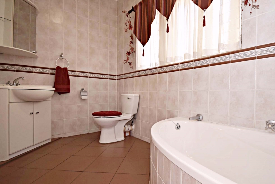 5 Bedroom Property for Sale in Helderkruin Gauteng