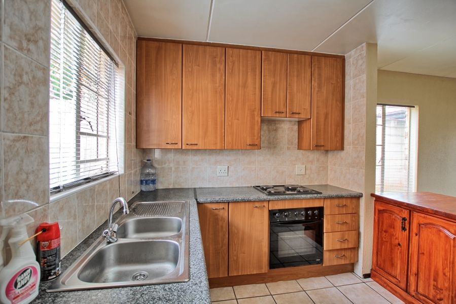 To Let 2 Bedroom Property for Rent in Sonneglans Gauteng