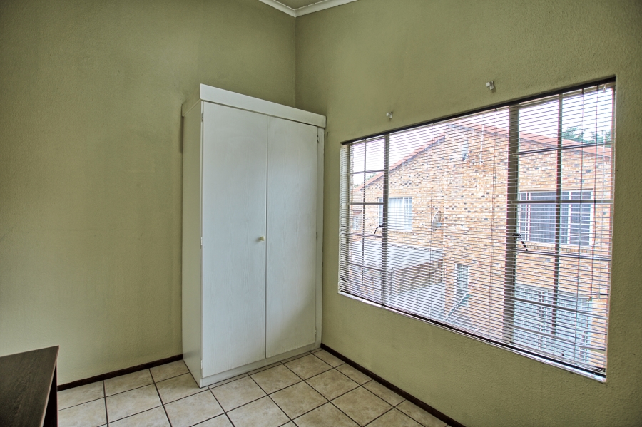 To Let 2 Bedroom Property for Rent in Sonneglans Gauteng