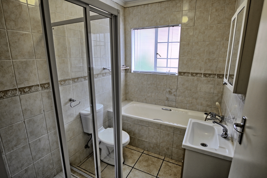 To Let 2 Bedroom Property for Rent in Sonneglans Gauteng