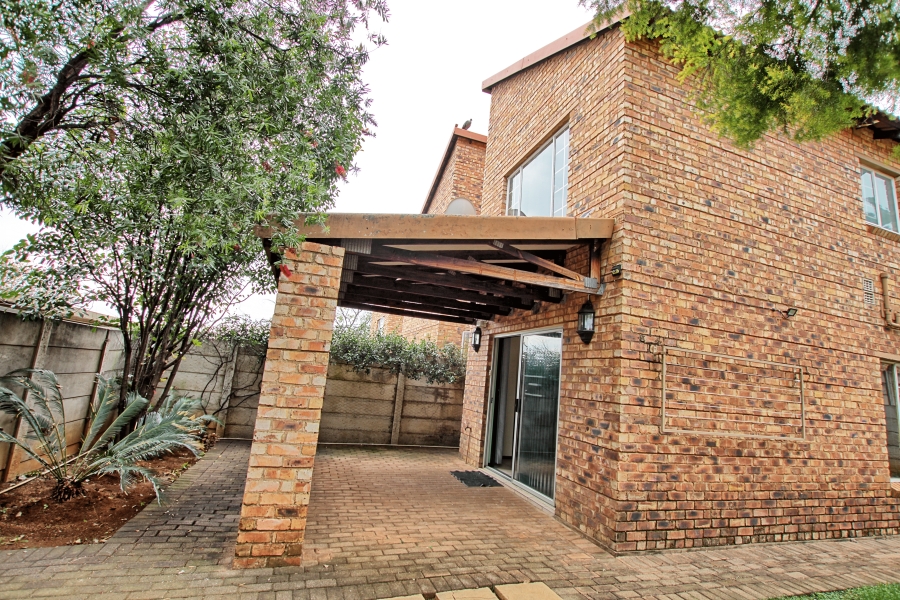 To Let 2 Bedroom Property for Rent in Sonneglans Gauteng